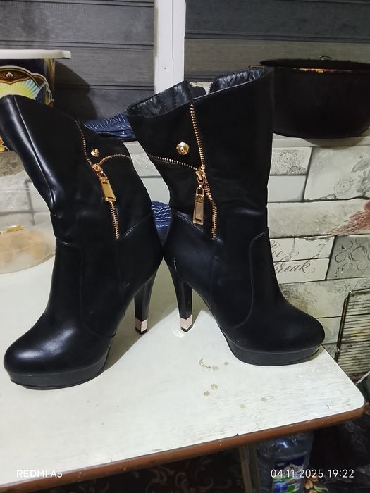 Продам женские  сапожки