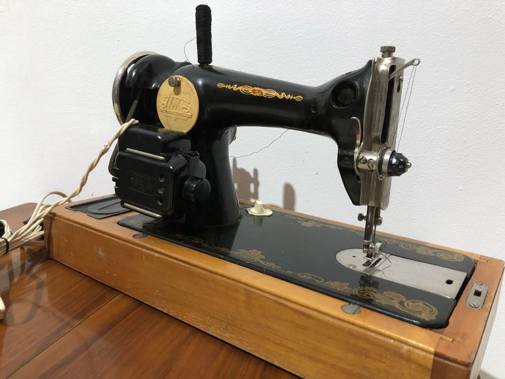 Obiect Decor Mașină de Cusut Vintage în Cutie din Lemn
