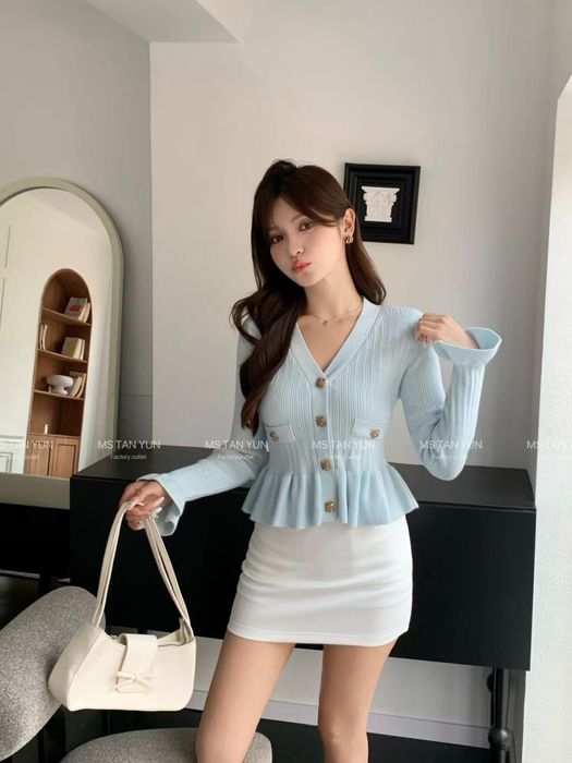 В наличии трикотажные кофточки с пуговицами