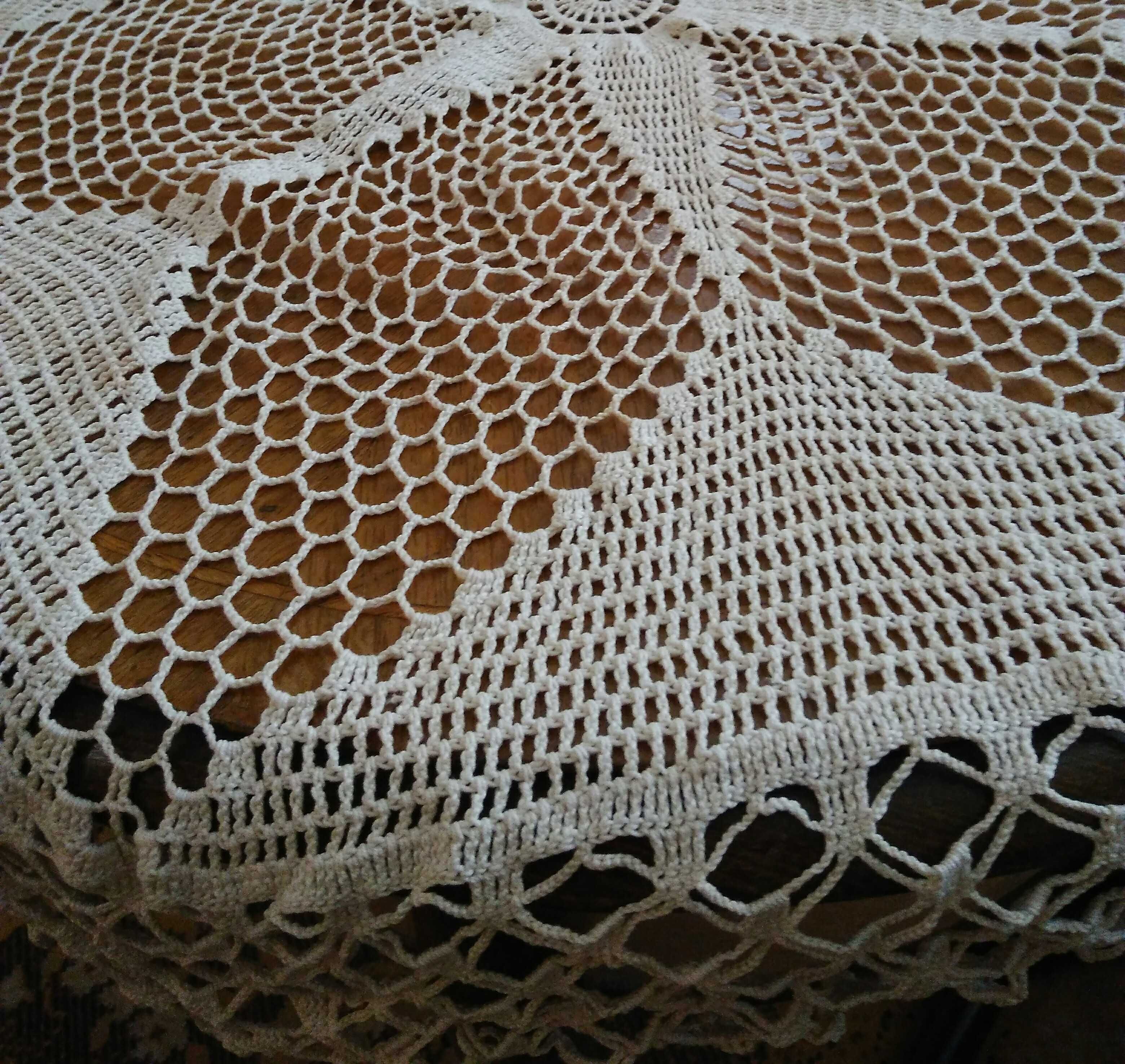 Ръчно плетени покривка за маса и комплект карета