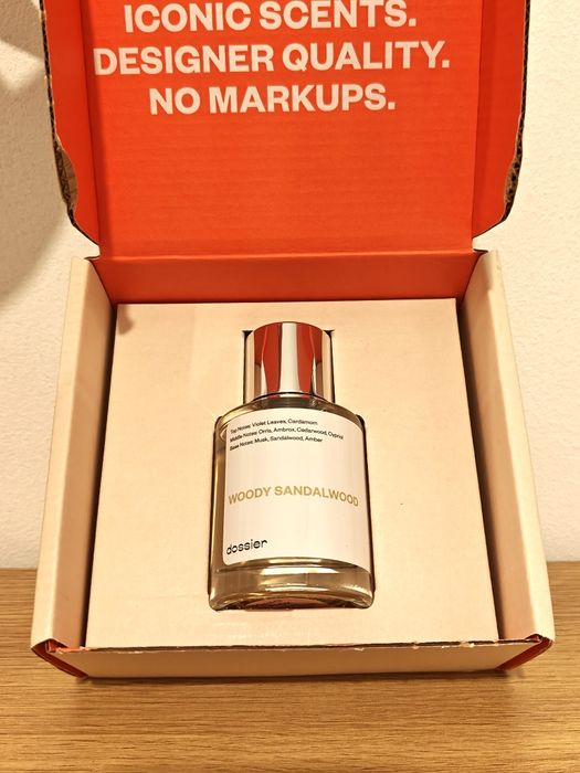 Apă de parfum Dossier Woody Sandalwood *violetă*ambră*musc*cardamon