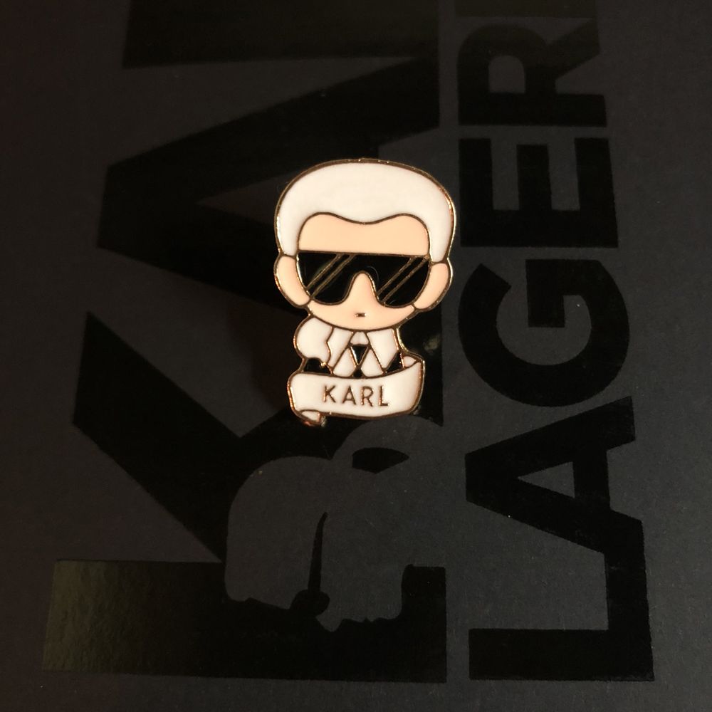 Брошка с Karl Lagerfeld