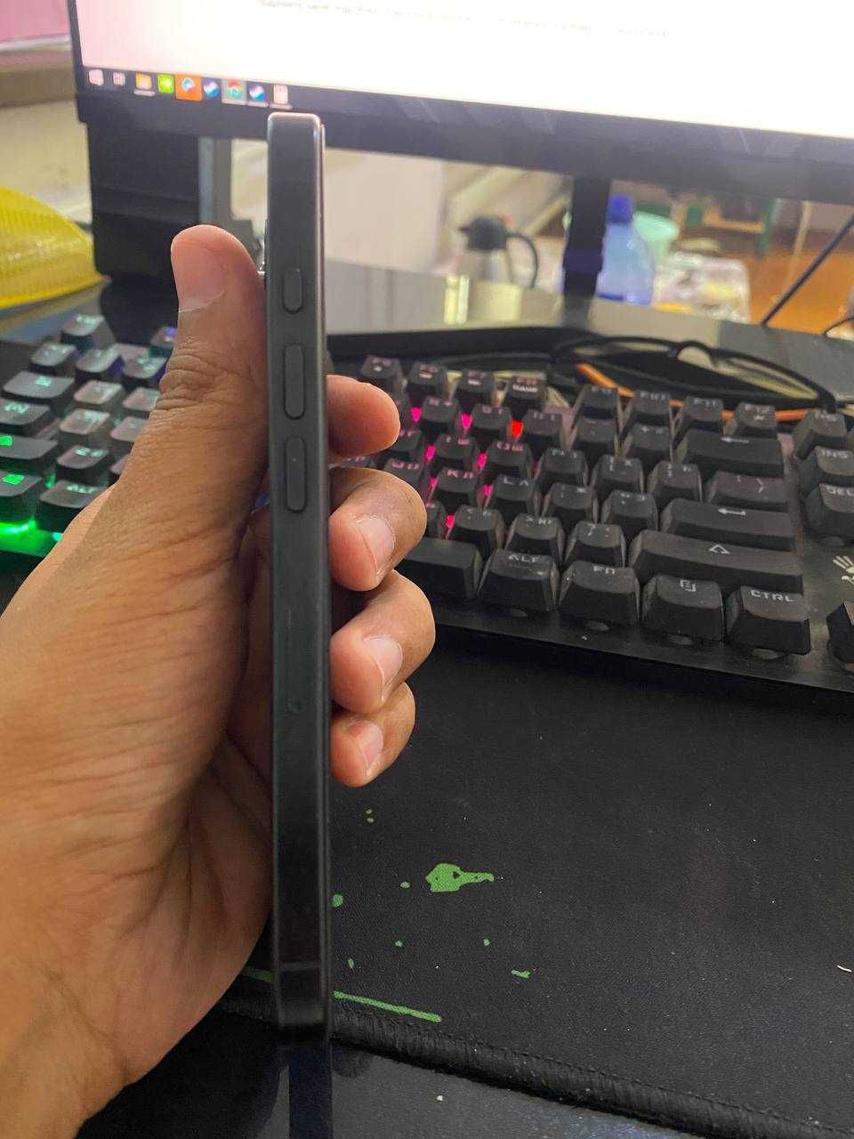 Srochna iphone 16 pro sotiladi qora 128gb