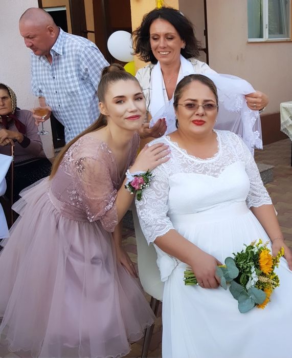 Rochie de ocazie, purtată doar o singură dată.