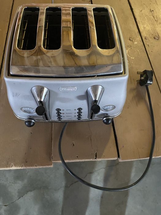 Тостер Delonghi.