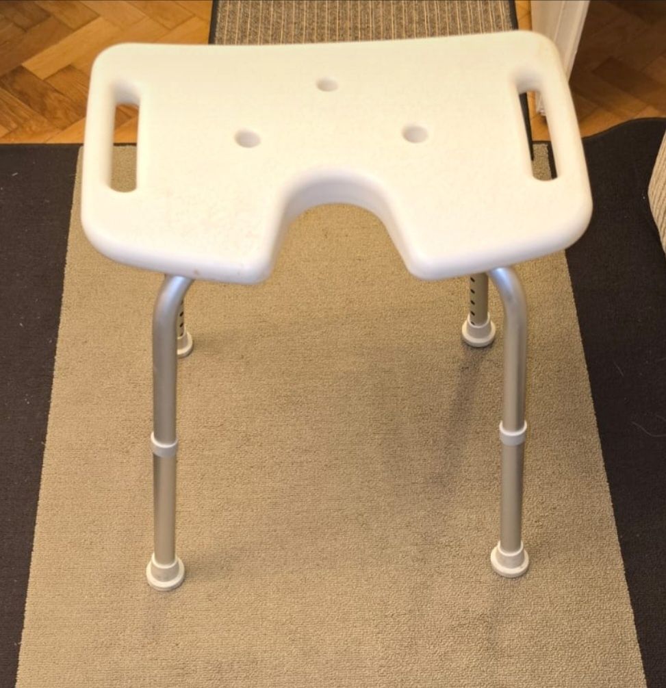 Scaun de baie/dus cu sezut decupat din aluminiu, reglabil pe inaltime,