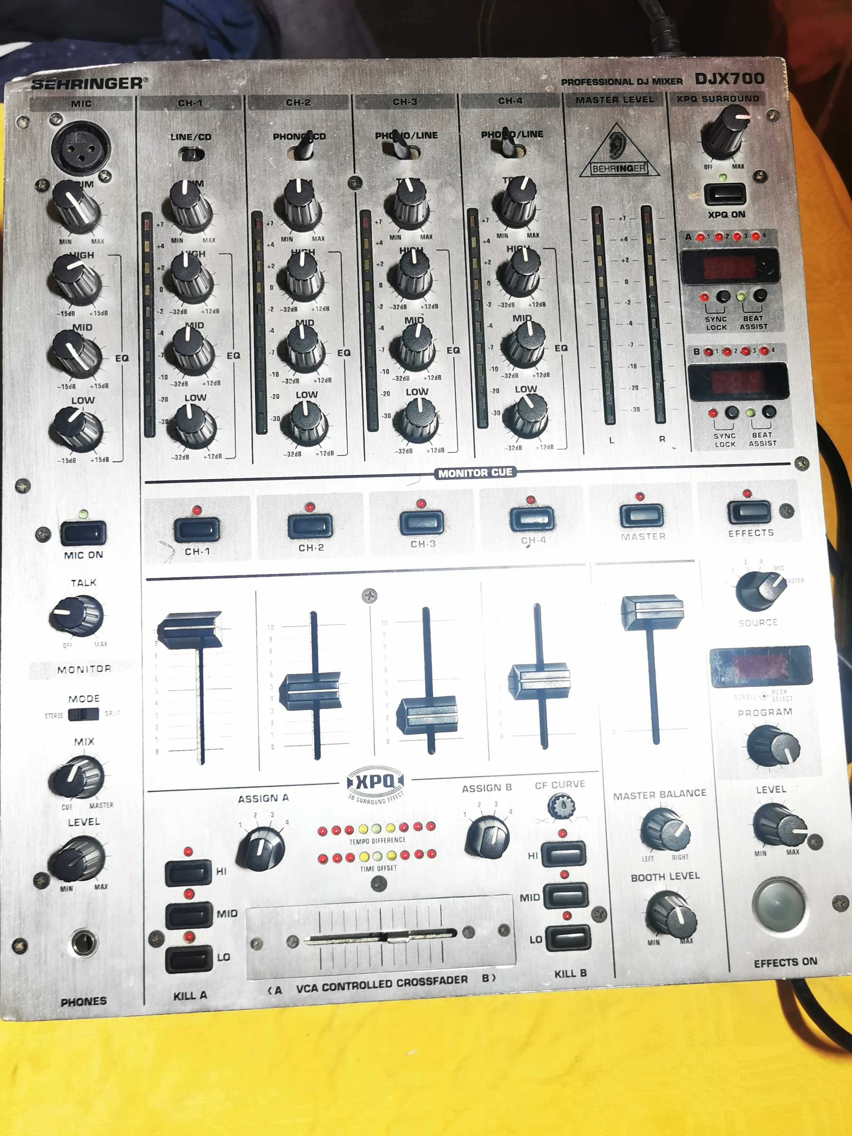 Mixer profesional Behringer DJX 700