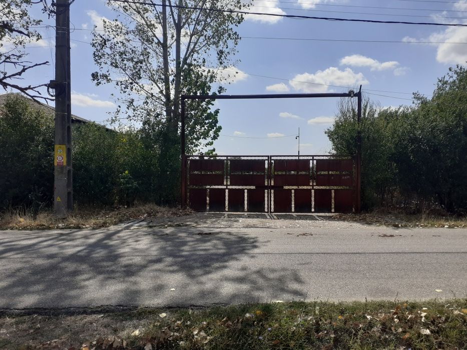 Vand teren cu cladiri in comuna Suseni