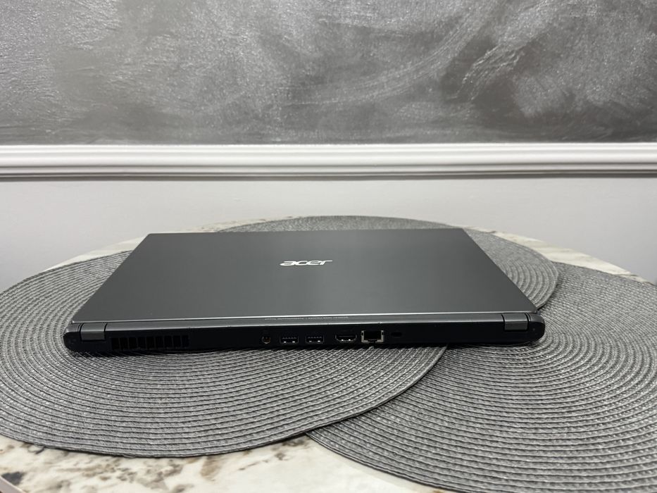 Laptop Acer M5 14” i3 4Gb ram 500 hdd, windows 10 pro.