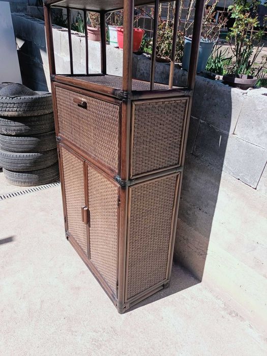 Corp mobilă din lemn masiv. ratan și bambus