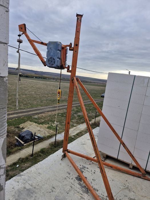 Inchiriez macara pentru construcții