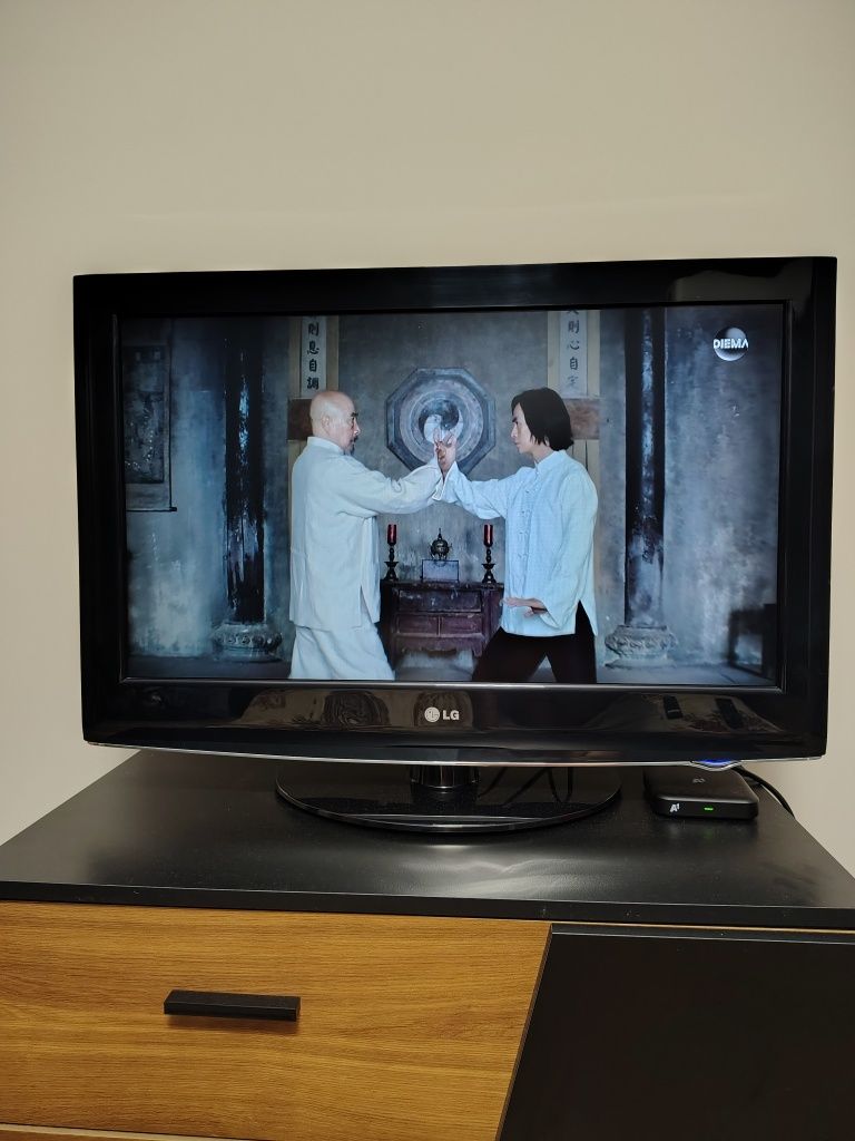Продавам телевизор LG 32
