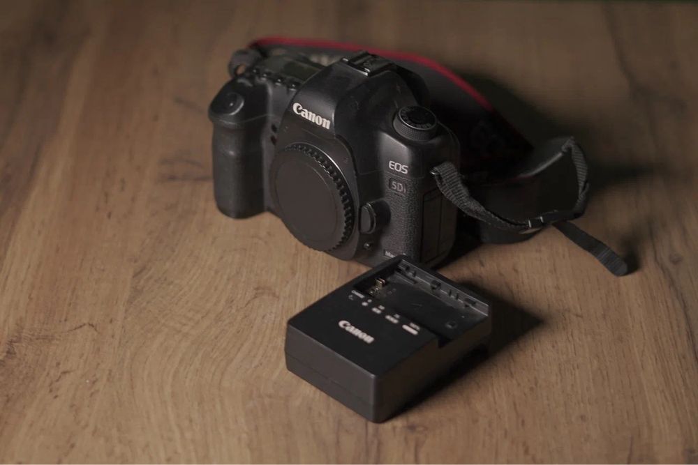 Полнокадровая цифровая зеркальная камера Canon EOS 5D Mark II