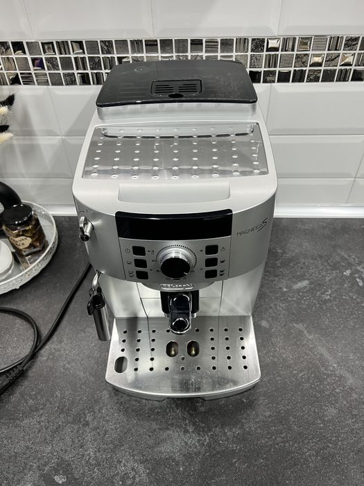 Expressor  Cafea automat cu cafea boabe si macinata