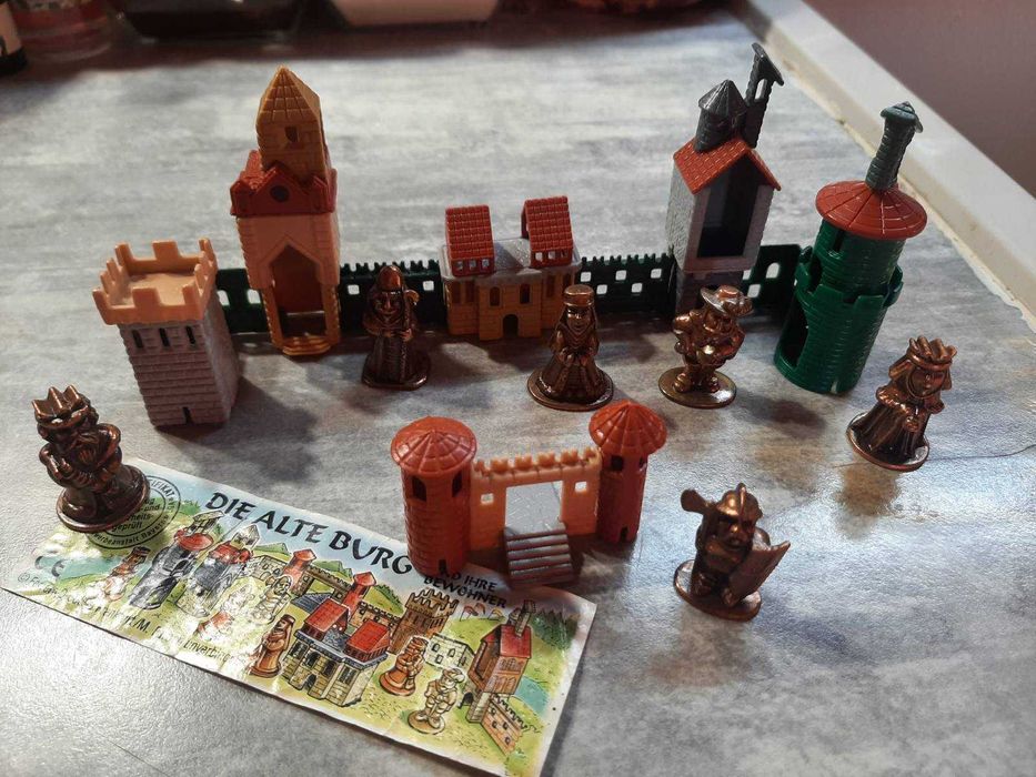 ЛОТ Метални фигурки - войници Серия Стария Замък от Киндер яйца