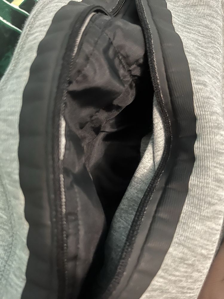 Pantaloni nike tech gri nu sunati!!