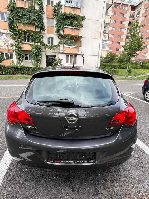 Opel Astra J 2011
