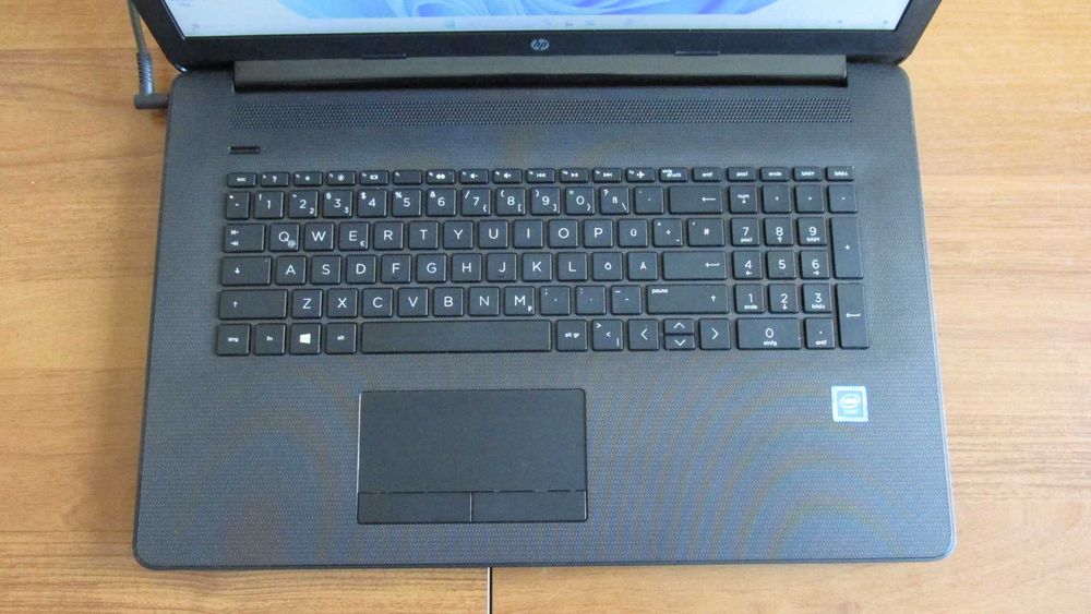 17.3 инча HP с 8 GB DDR4 и SSD