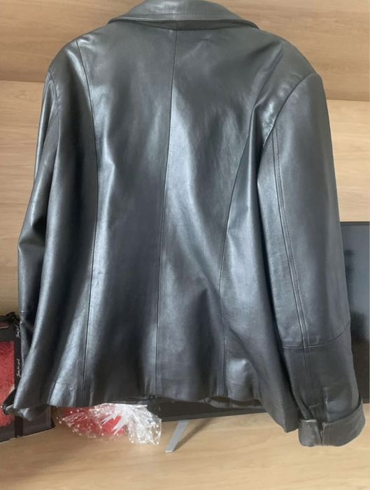 Sacou piele, culoarea neagra, pielea este moale,purtata foarte putin