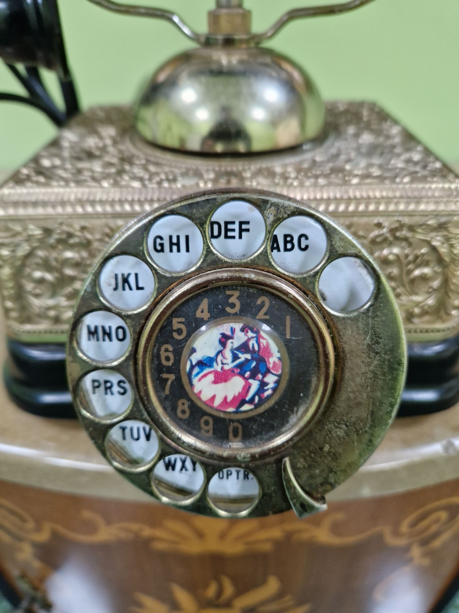 Страхотен антикварен телефон