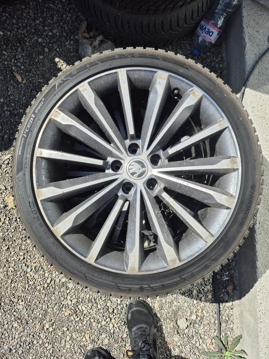 Skoda Superb L&K 19" 8JX19 ET44 + зимни гуми 235/40/19 Hankook