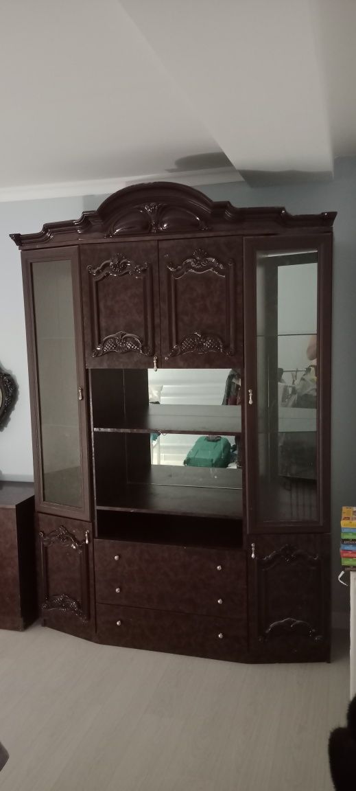 Продам спальный гарнитур и сервант