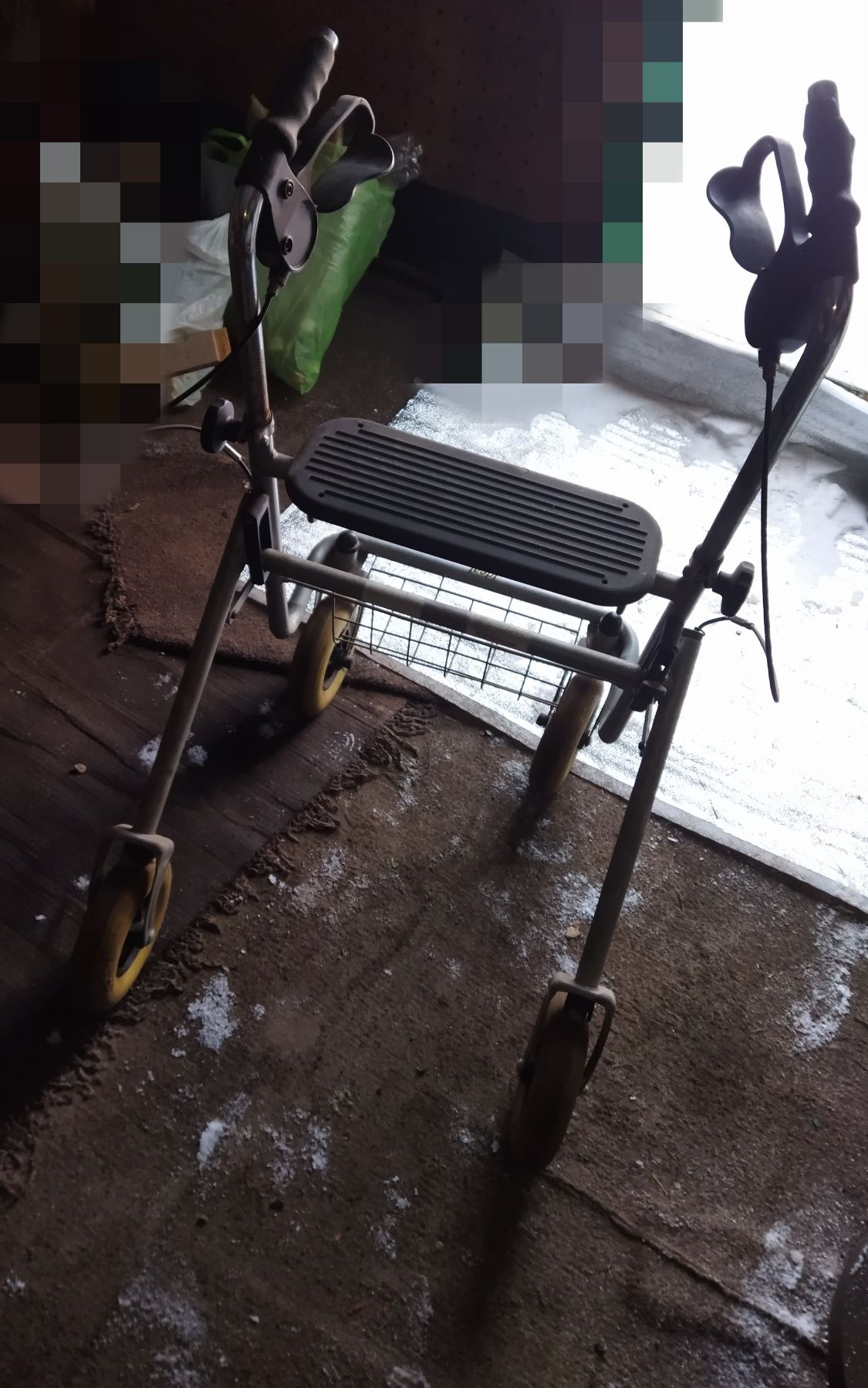 Продам ходунки для взрослых на колесиках с тормозами