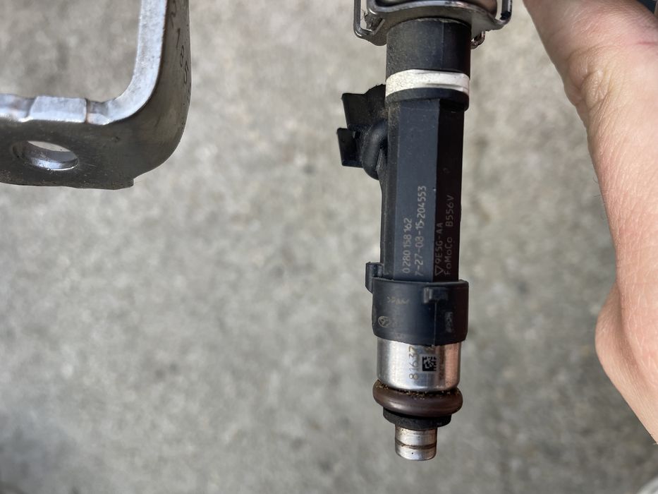 Rampa injectoare + injector Ford Fusion 2.5 benzina