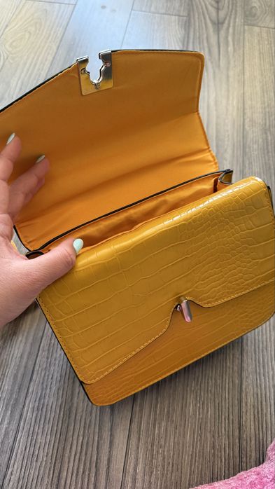 Жълта чанта Stradivarius