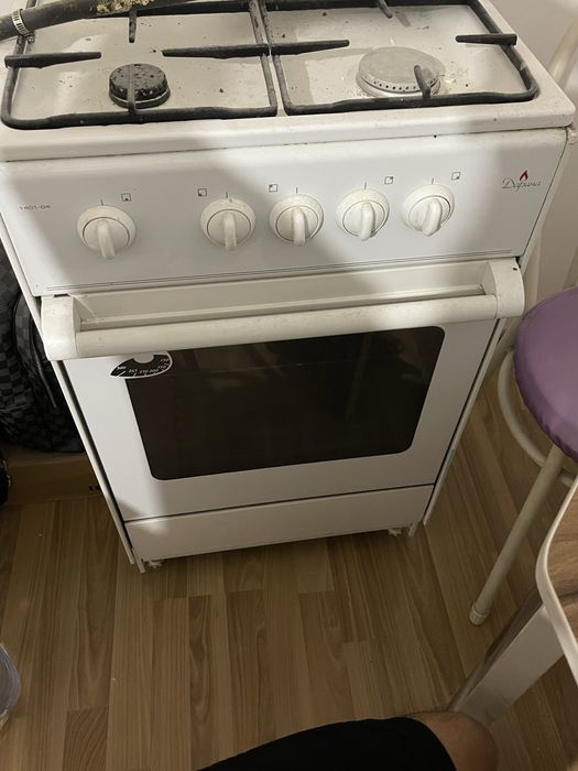 Продам газ плиту дарина в хорошем состоянии 15к