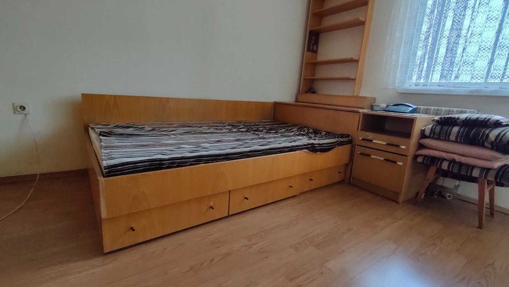 Подарявам - Стар гардероб с легло и нощни шкафчета