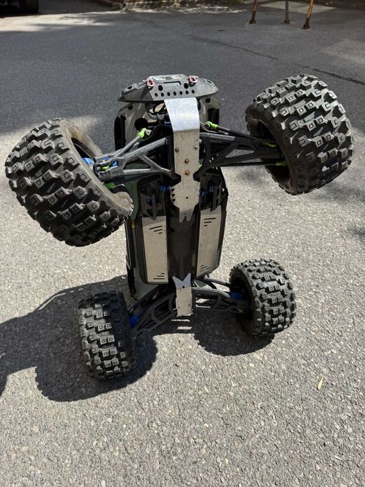 Продавам Traxxas summit