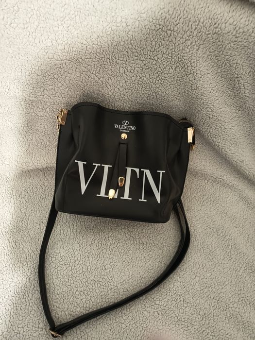 Продавам дамска маркова нова чанта 25/20 черна