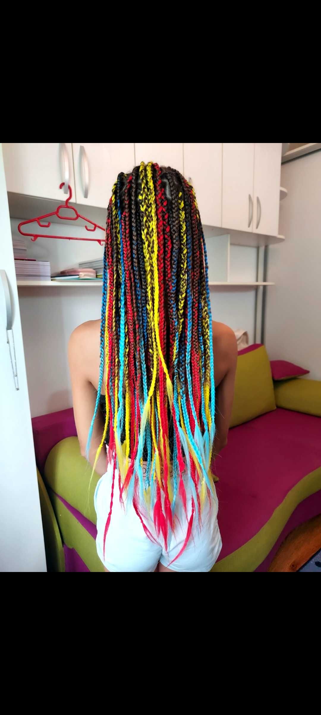 Codițe afro și împletituri cu extensii colorate