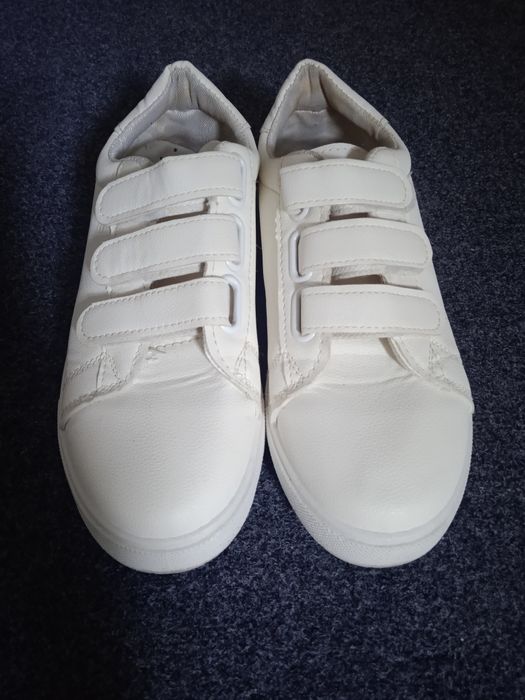 Продаются женские кроссовки