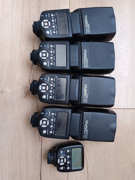 Vinde un set speedlite YN560III si declanșator.
