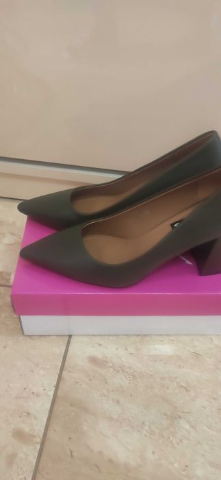 Обувки на ток нови