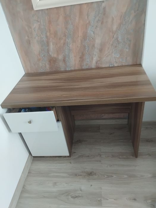 Birou pentru copii cu blat dublu.