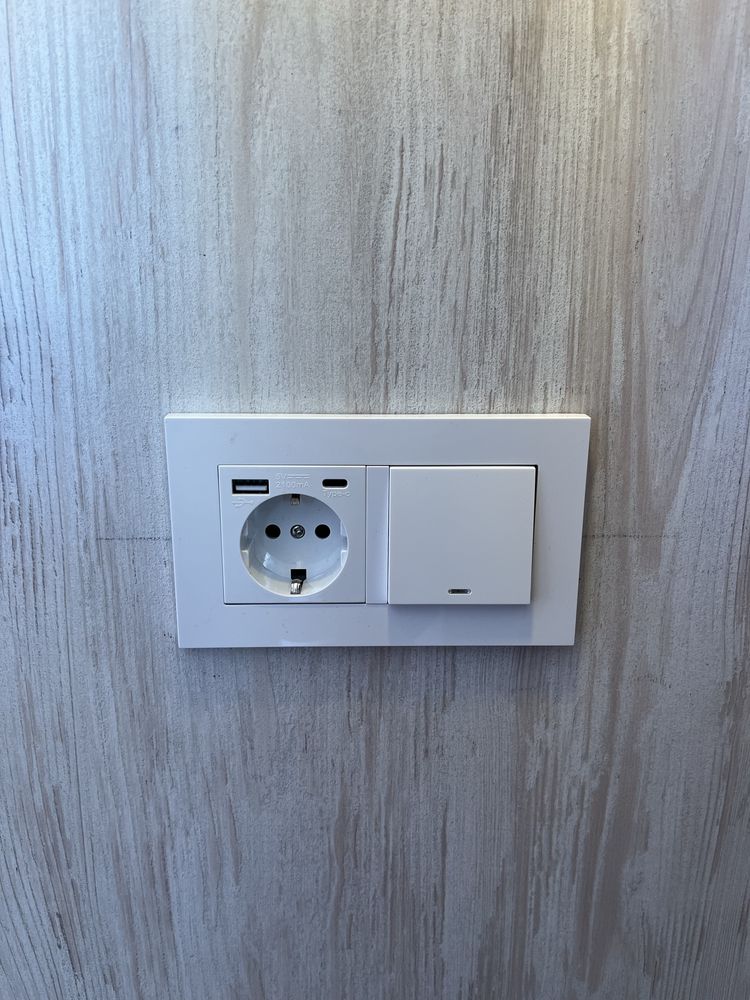 Контакт с USB + туре С и ключ за осветление