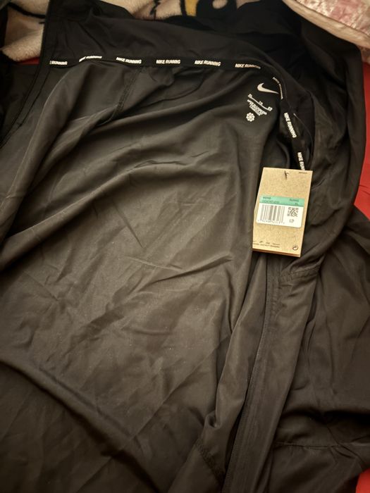 Есенно яке на найк чисто ново !!