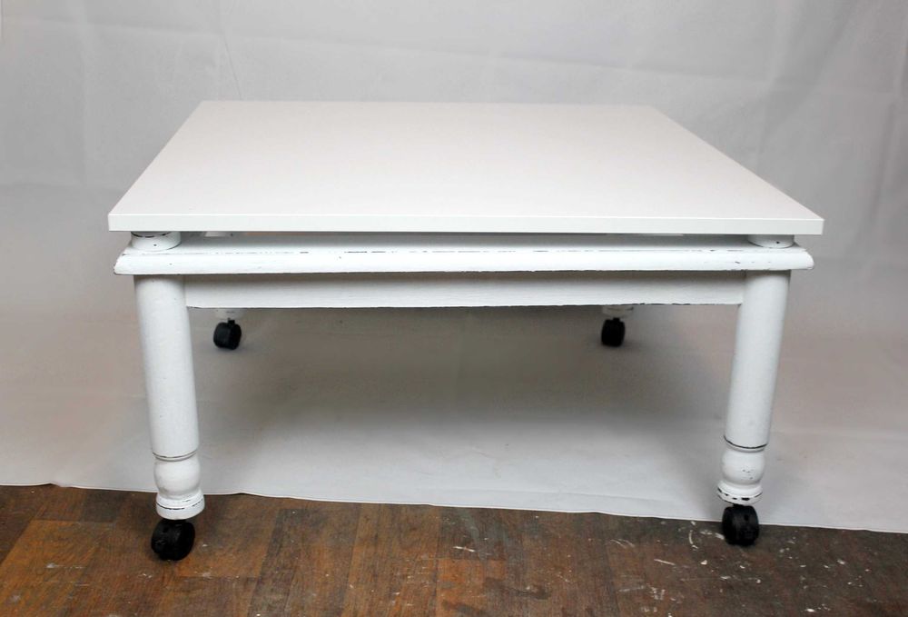 Холна масичка бяла