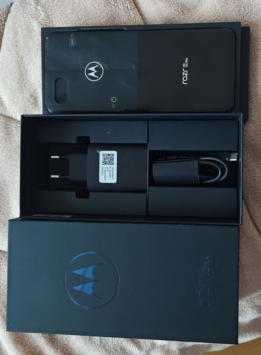 Продавам Motorola Razr 40 Ultra