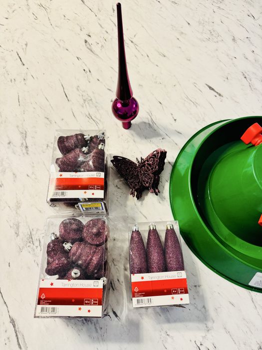 Suport de brad plus globuri