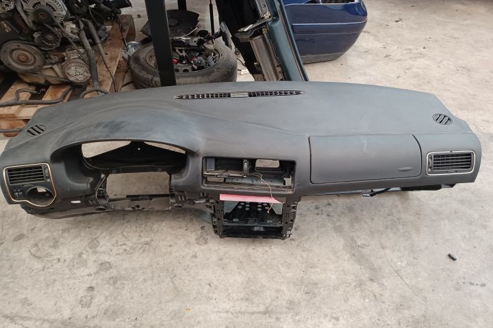 Plansa bord Volkswagen VW Bora 1  [din 1998 pana  2005] seria Sedan 1.6 MT (100 hp)