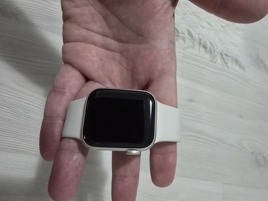 Apple SE 2nd gen smartwatch