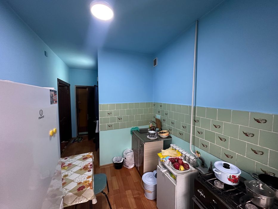 Срочно продам в Чирчике 1 комнатную на 2 этаже кирпичный дом