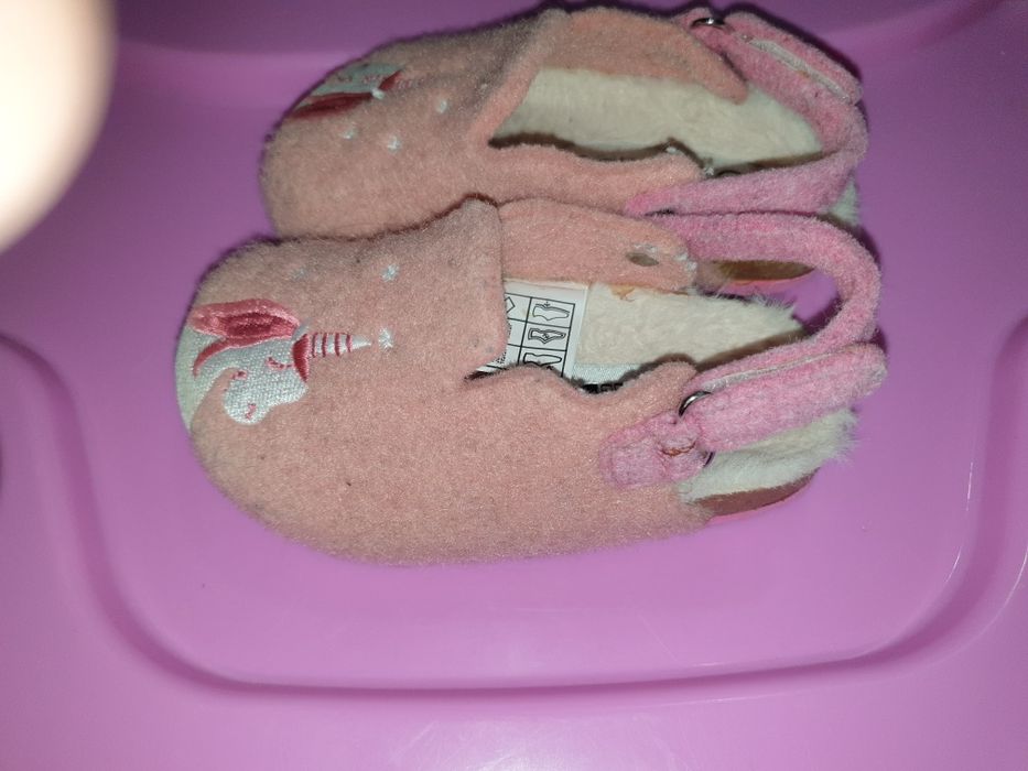 Детски пантофи и сандали