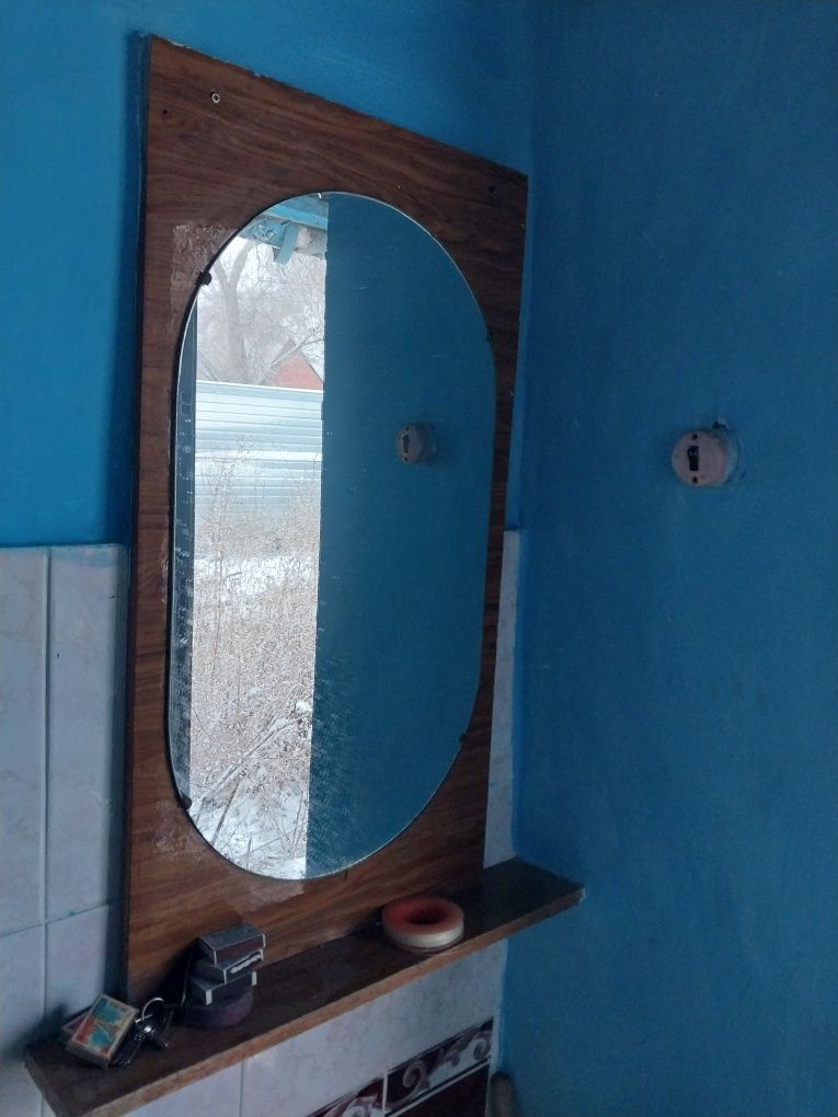Продам Зеркало навесной в деревянной подставке