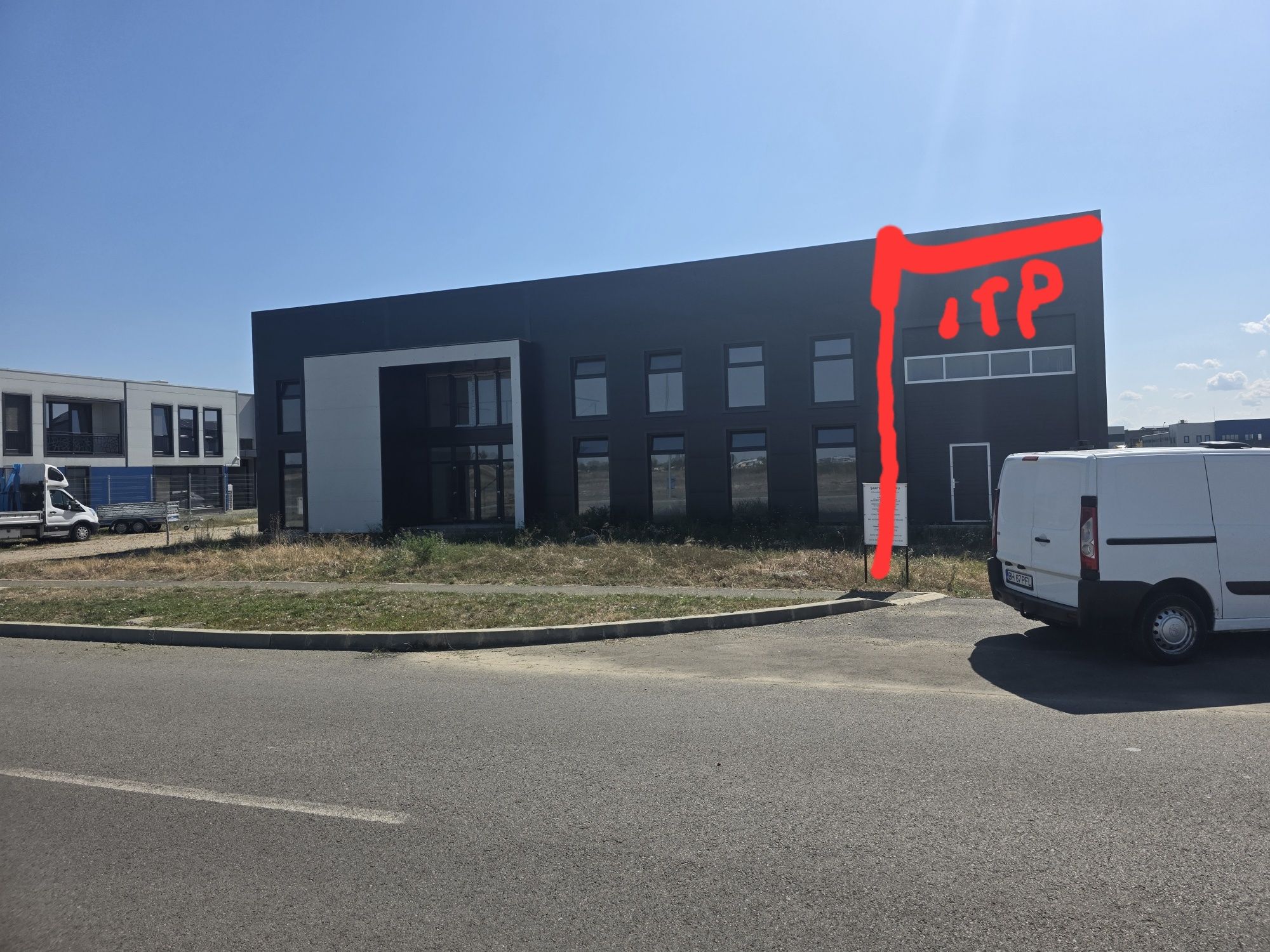 Închiriez  hala  itp /service turisme si camioane