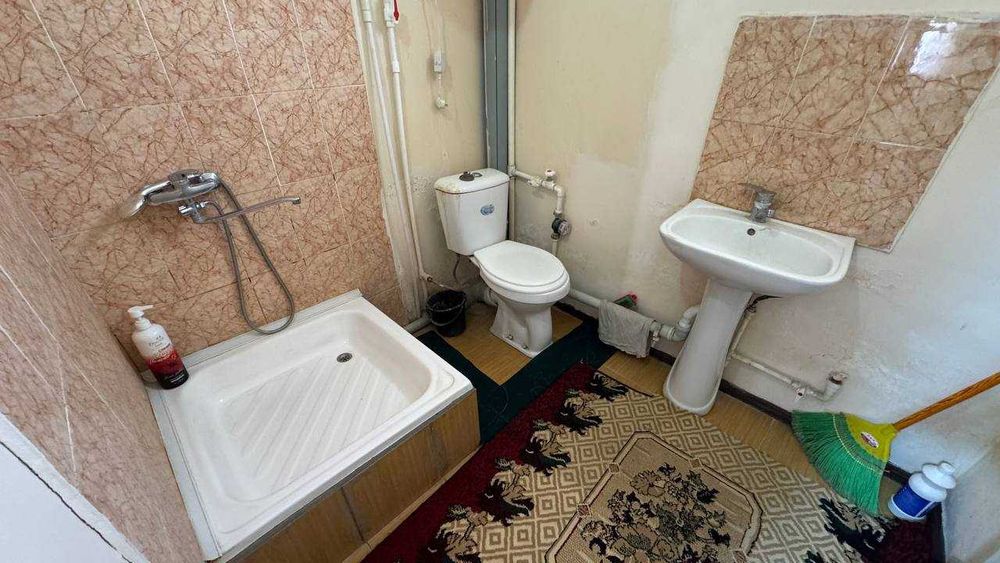 Миндонобод Машина бозори 1 қаватда 2 хонали квартира сотилади. 1491